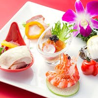 スタイリッシュな店内とシーンに合わせてご利用いただける大小の個室