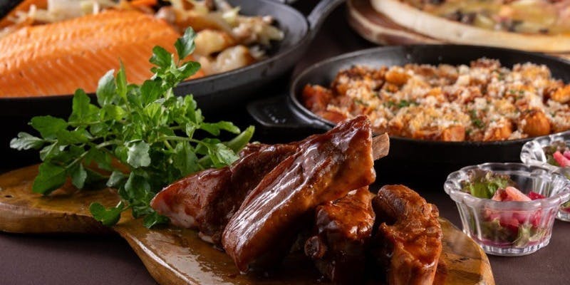 【11・12月/土日祝/ランチビュッフェ】出来立てスペアリブのバーベキューソース、本日のピザなど