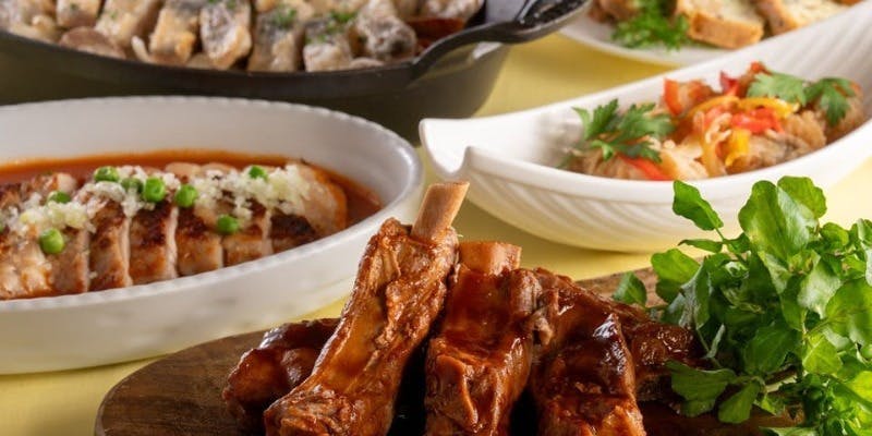 【1・2月/平日/ランチビュッフェ】出来立てスペアリブのバーベキューソース、担々麺など
