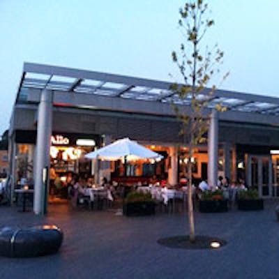 パリをイメージしたオープンエアの開放的なレストラン