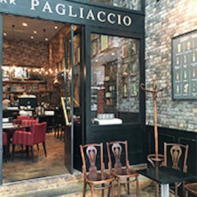 まるでイタリアの街角のトラットリア。店内はゾーンごとに用途多彩。