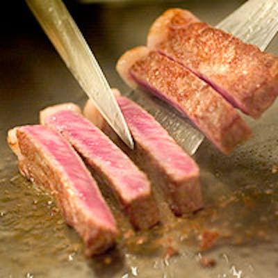 絶妙に、焙るがごとく焼き上げる「和黒流」ステーキ