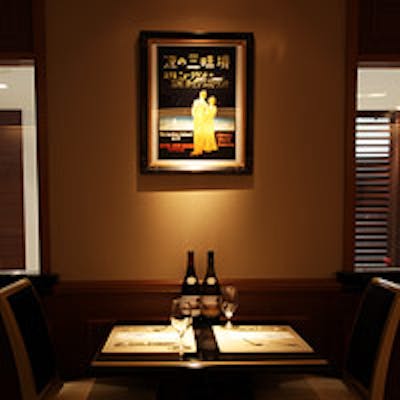 ホテルレストランらしい、エレガントで温かみのある空間