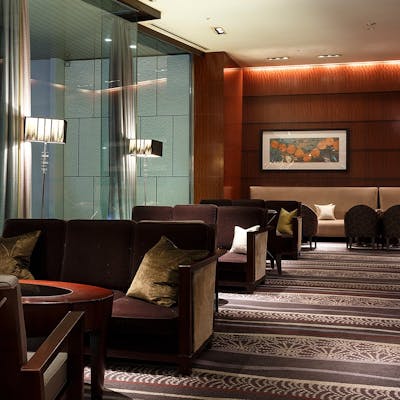 仕事帰りのひとときを、ゆったりとしたラウンジで…