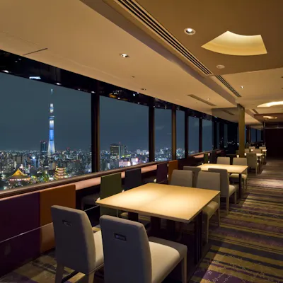 広々とした店内から一望できる“東京スカイツリー(R)”は迫力満天!