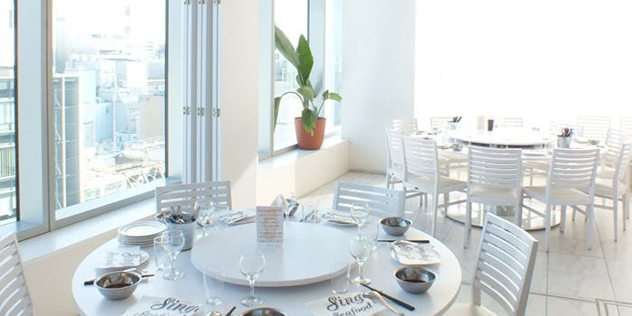 シンガポール・シーフード・リパブリック 銀座の白を基調とした店内