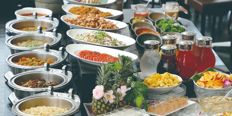 サラダや惣菜が並んだビュッフェコーナー