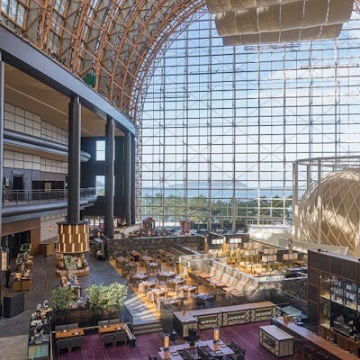 高さ40mのふき武家が開放的なレストランで、地産地消の料理を堪能