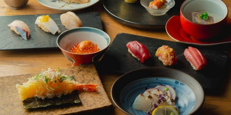 【おまかせ寿司割烹】東京の姉妹店「鮨麻布」直伝の技を継承したお寿司と新鮮な海鮮を使ったコース料理