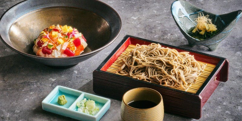 【昼景×美味】「冷蕎麦と選べる寿司」東京タワーを望む、地上38階で味わう寿司ランチ