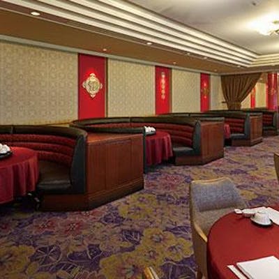 赤を基調とした心地よい空間でお好きなお料理を