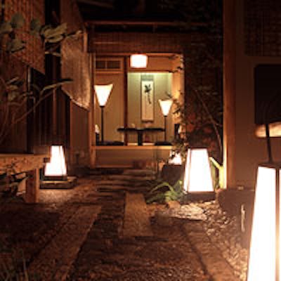 数寄屋造りの完全に独立した3つのお部屋でゆったりとお食事をお楽しみください