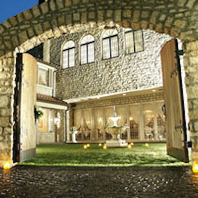 緑溢れる敷地に佇むフレンチレストラン