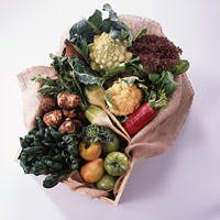 ドックヤードガーデンに面した明るく開放的なレストラン