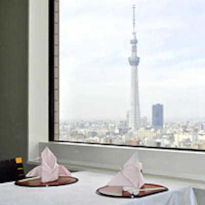東京スカイツリー(R)のライティングを楽しみながら、旬の味をふんだんに使った会席料理を