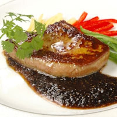 鉄板焼き一筋のベテランシェフが最高のステーキを焼き上げます