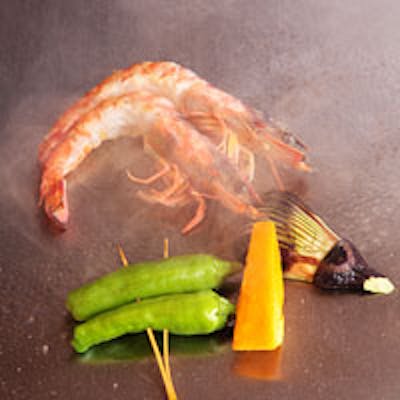 食材は目の前の鉄板で調理、ハマでしか味わえない料理も…