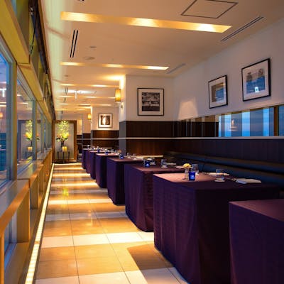 足元までガラス張り、2方向に広がる景色もごちそうです