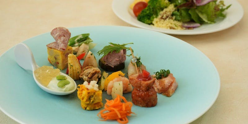 【前菜プレートランチ】季節の彩りスープ、選べるメイン、デザート＋コーヒーor紅茶カフェフリー（平日）