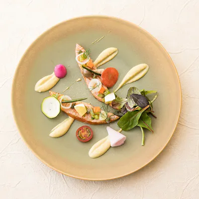 一枚の絵画のように美しい盛付けで目でも楽しめる珠玉の料理