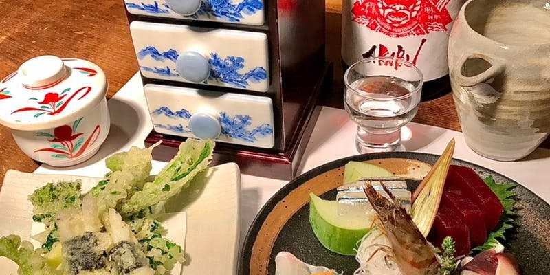 鮮魚五点盛りなど、日本酒好きなお客様に最適の全10品「特選接待コース」（個室確約）