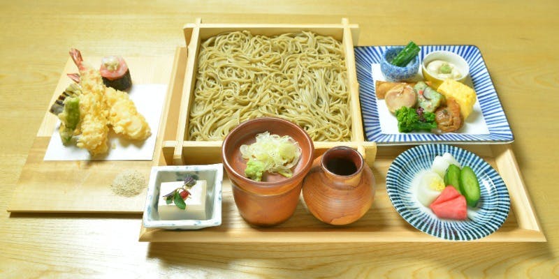 【雅】季節素材の彩り前菜や天ぷらを自家製ニ八蕎麦を愉しめるお得な蕎麦ランチ
