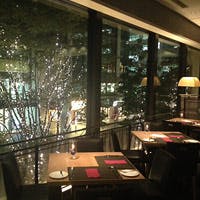 シックでありながらカジュアル、全面ガラス張りの開放的な店内