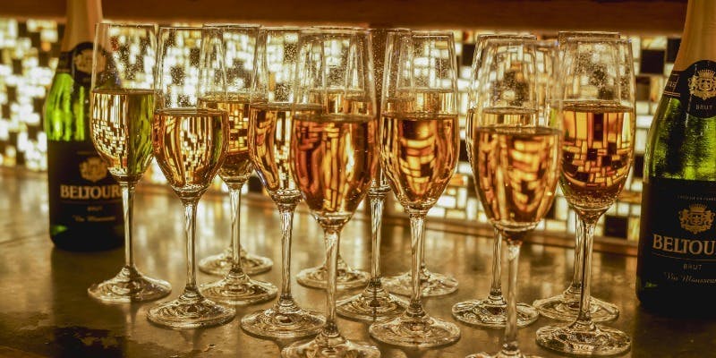 BISTRO FAVORI �㊯�R