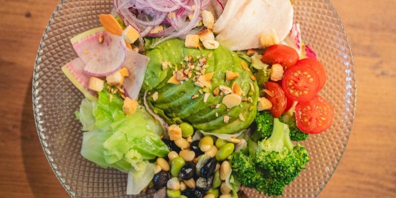 【平日限定】15種野菜の彩りサラダボウル＋選べるメイン・1ドリンク付き