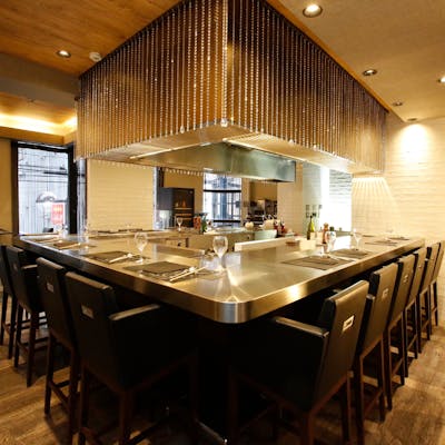 【心斎橋から徒歩3分】クリスタルが耀く エレガントな雰囲気を演出した店内