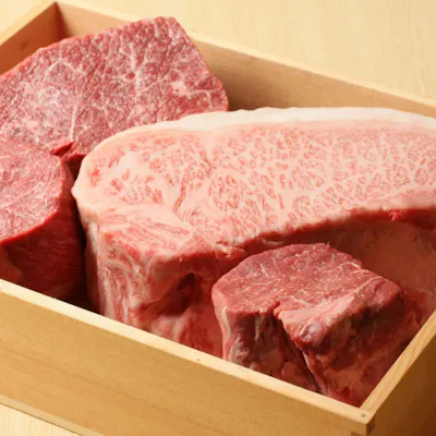 きめ細やかな肉質と霜降りが世界のセレブに愛される国産黒毛和牛