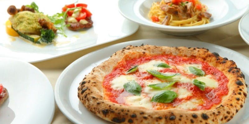 サラダと前菜盛り合わせ・自家製フォカッチャ・選べるパスタorPIZZA・デザートの全4品　ドリンク付き