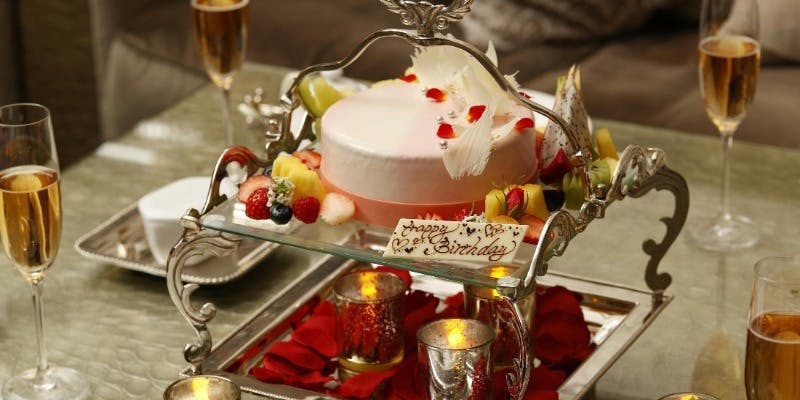 【スノーホワイトアフタヌーンティー】豪華プレシャスアニバーサリーケーキ