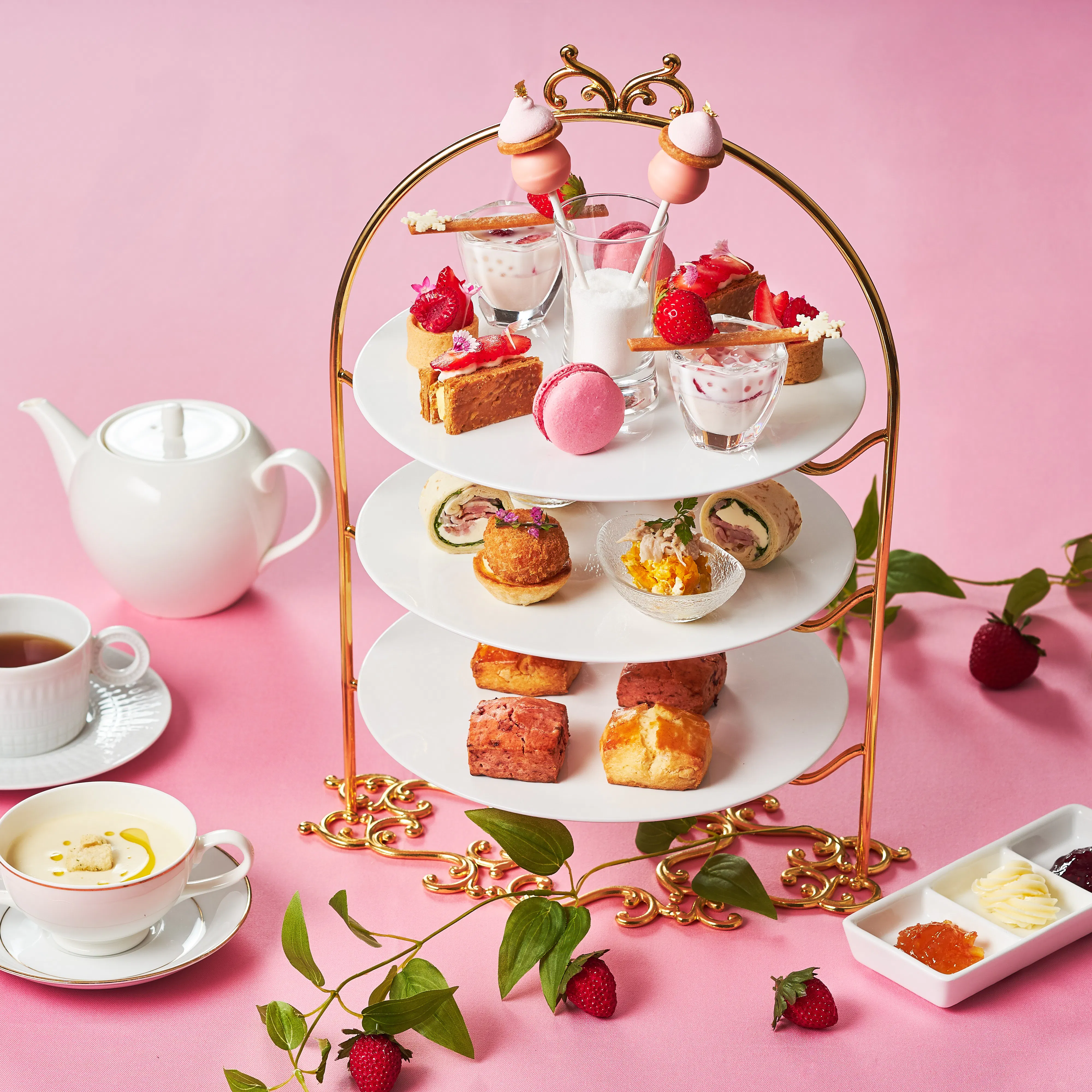 ニューヨーク ラウンジ By インターコンチネンタル 東京ベイ ストロベリーアフタヌーンティー 乾杯酒 アニバーサリーケーキ 土日祝 2 28迄 ティー プラン メニュー 一休 Comレストラン