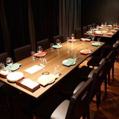 丸の内トラストタワー内 シックな雰囲気のカジュアル空間