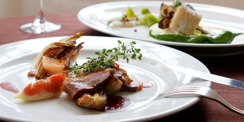 【コース1】ダブルメインやデザートなど和洋折衷の全5品＋乾杯スパークリングワイン