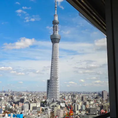 地上100mの店内は全面パノラマビュー。東京スカイツリー(R)が間近にせまる光景は圧巻