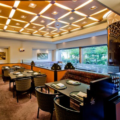 庭園に面したテーブル席、掘りごたつ式のお座敷に、粋な寿司カウンターも