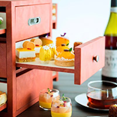 ボリュームあるサラダや芸術的なアフタヌーンティーセットが魅力