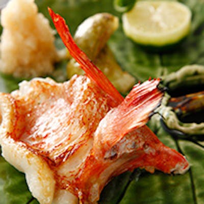 高知や日本各地の食材を使った会席料理。日本の旬をお楽しみ下さい