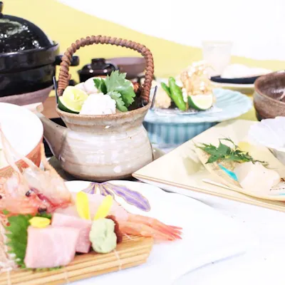 厳選食材を、丹精こめ、繊細に盛り付ける。厳選されたお酒とともにどうぞ。
