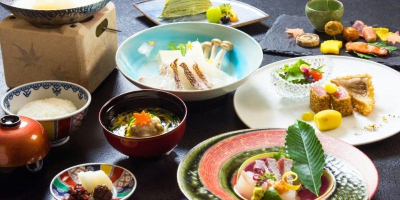 【月替わり会席：雪 】  季節ごとの食材をお楽しみいただく月替りの美味会席です。