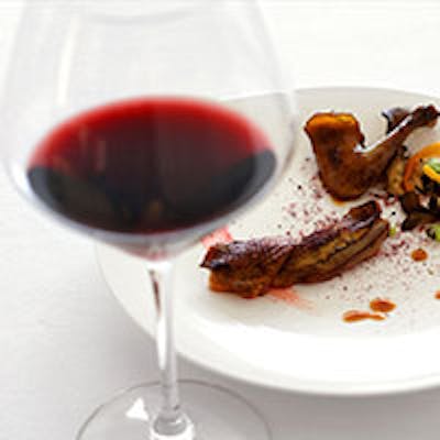 ソムリエ厳選のワインは400種以上。ワイン通のゲストも納得のクオリティをお気軽に