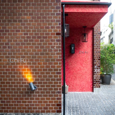 シンプルモダンなインテリアの店内でゆったりとした時間をお過ごしください