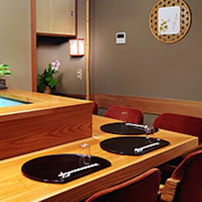 季節の花が生けられた上質で温かい空間、ゆっくりとお寛ぎ下さい