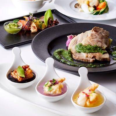 昼は飲茶ランチをメインにバラエティ豊かに、夜は本格広東風料理をご用意しております