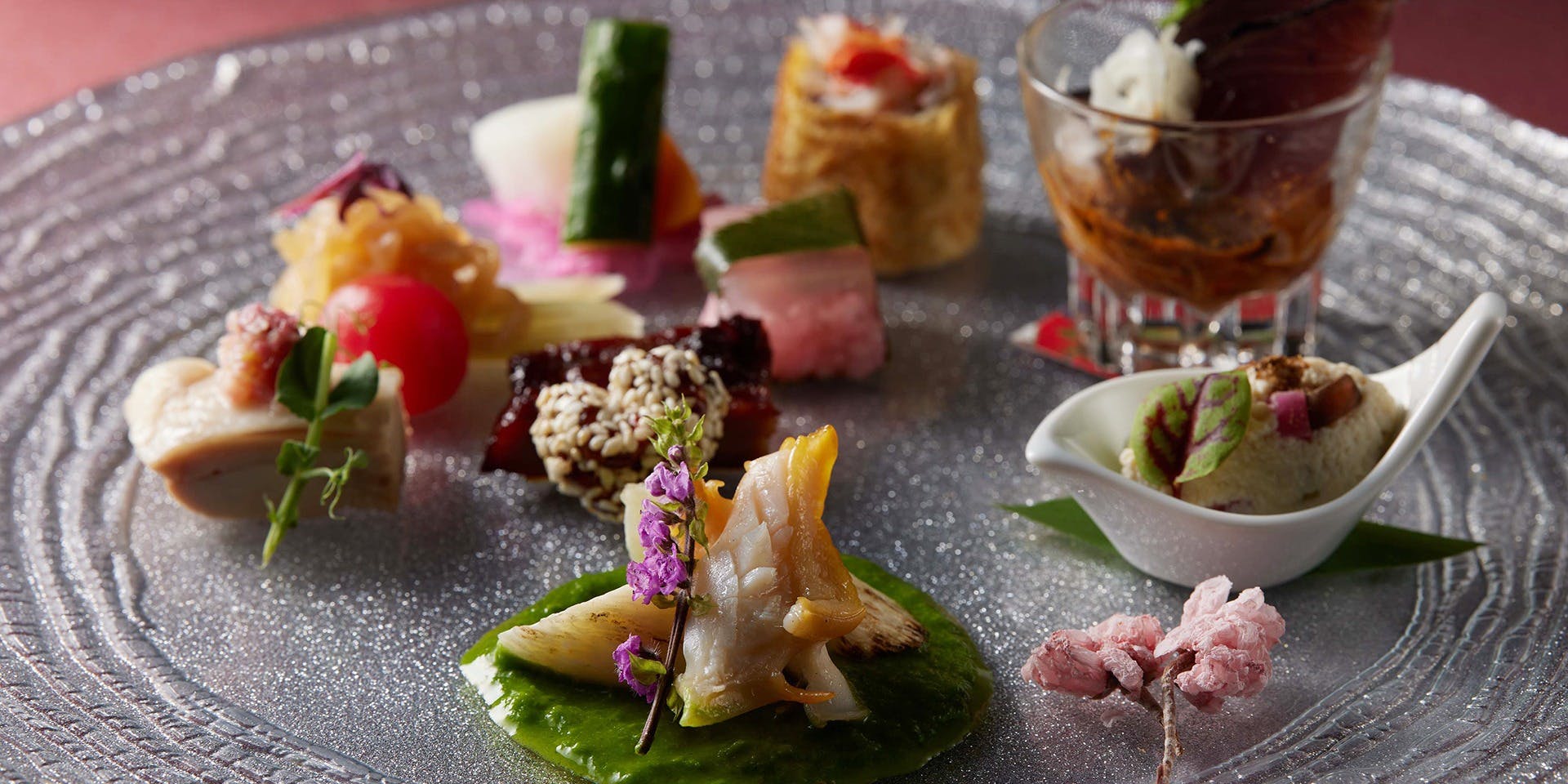 THE DINING シノワ 唐紅花＆鉄板フレンチ 蒔絵／浅草ビューホテル27F 