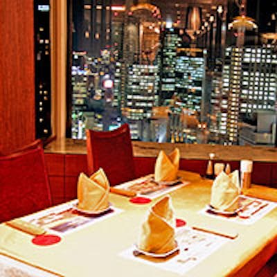 32階からの眺望を楽しみながら天然の伊勢海老料理に舌鼓