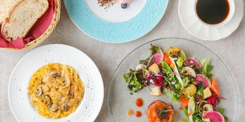 【平日ランチ限定】豪華サラダ！メインを9種類から選べるセレクトランチセット　2,000円～3,000円