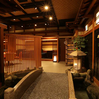 温かみのある純和風の木造建築で、ゆったりと趣のある空間を